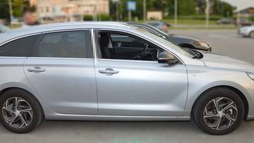 Trzylatka uwięziona w aucie. Kuriozalne tłumaczenie rodziców